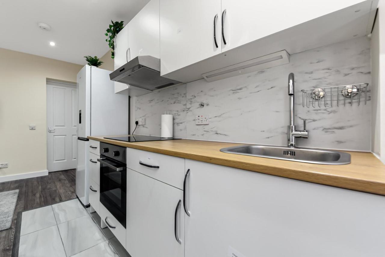 Family Friendly, Zone 2, 2 Beds, Overground London Exterior foto
