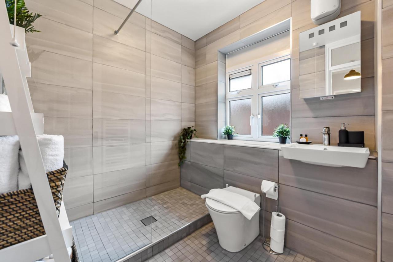 Family Friendly, Zone 2, 2 Beds, Overground London Exterior foto