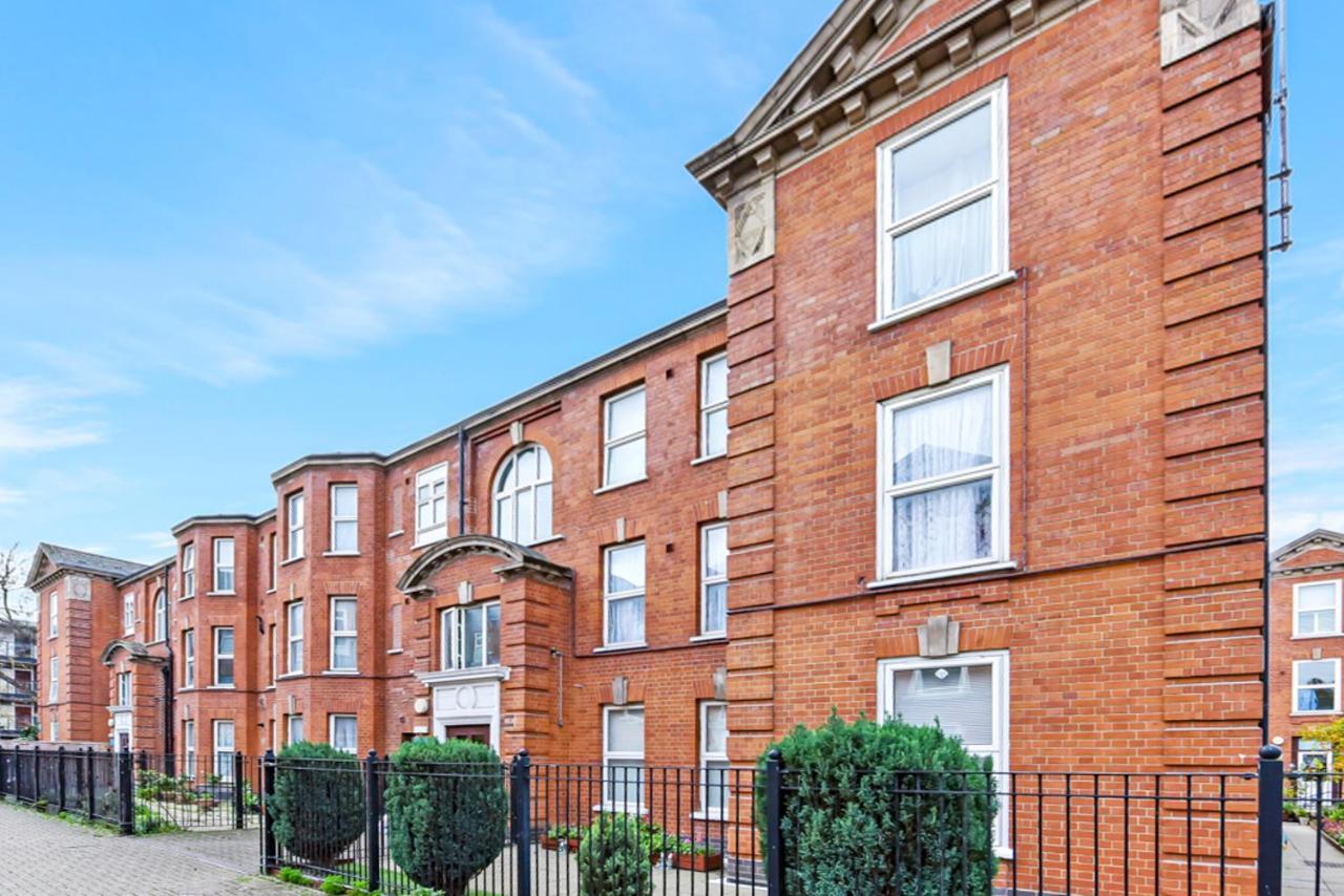 Family Friendly, Zone 2, 2 Beds, Overground London Exterior foto