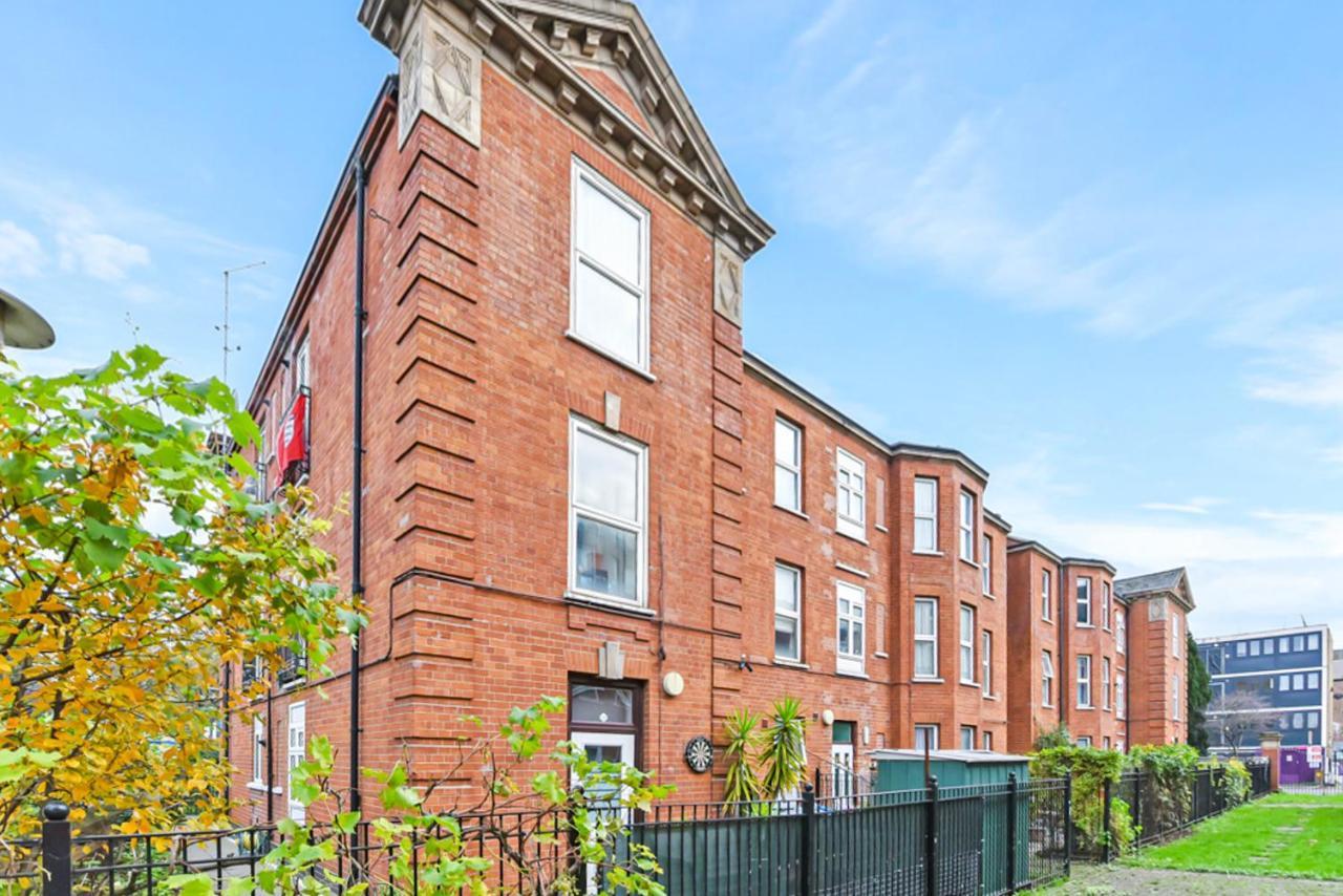 Family Friendly, Zone 2, 2 Beds, Overground London Exterior foto